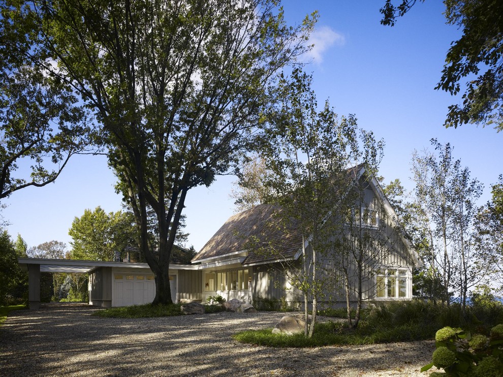 Exemple d'une façade de maison verte bord de mer en bois de taille moyenne et à un étage.