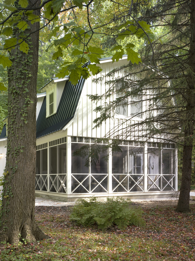 Идея дизайна: двухэтажный, белый дом среднего размера в морском стиле с комбинированной облицовкой и мансардной крышей