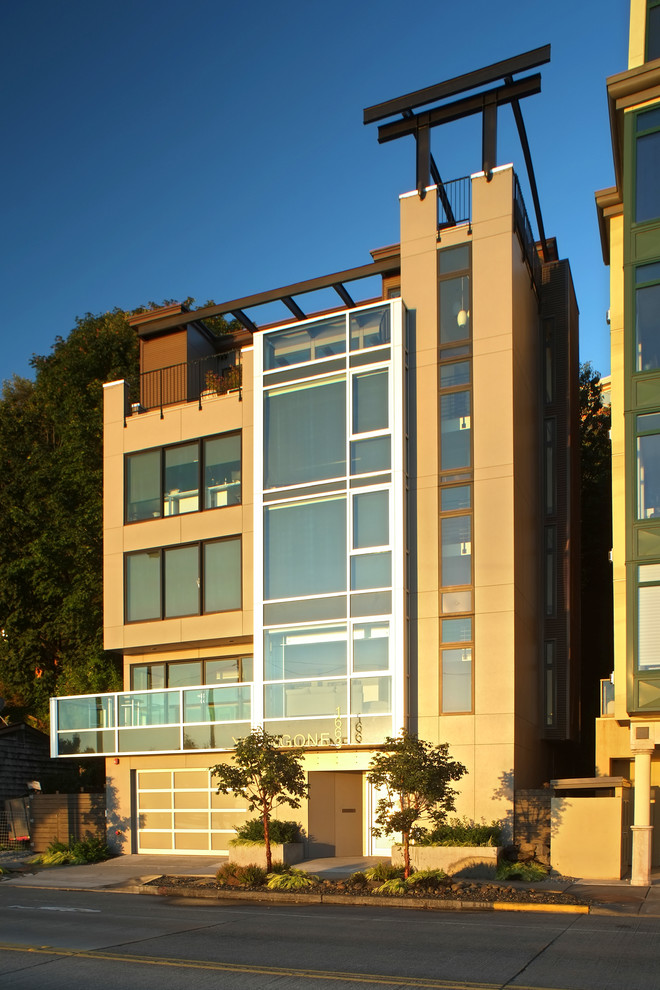 Foto della facciata di una casa contemporanea a tre piani