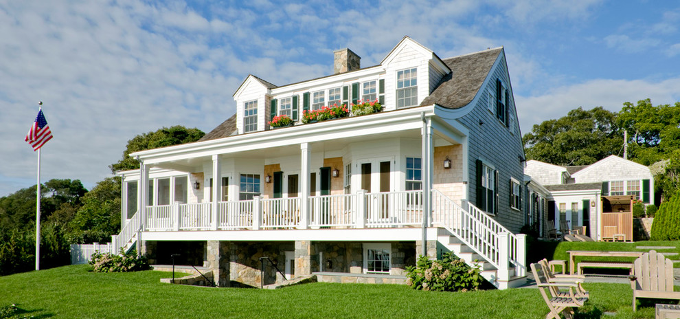 Стильный дизайн: трехэтажный, деревянный дом среднего размера в морском стиле - последний тренд