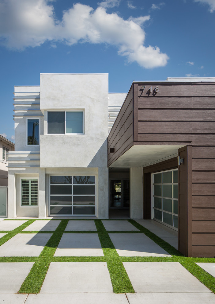 Idée de décoration pour une façade de maison marron design à un étage avec un revêtement mixte.