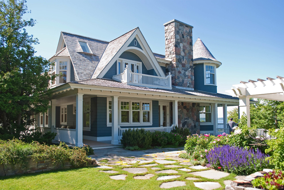 Источник вдохновения для домашнего уюта: двухэтажный, синий дом в морском стиле с двускатной крышей