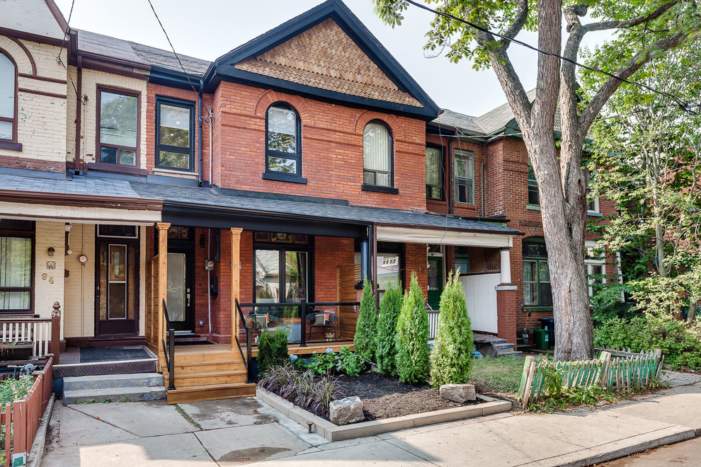 Zweistöckiges Klassisches Haus mit Backsteinfassade und roter Fassadenfarbe in Toronto