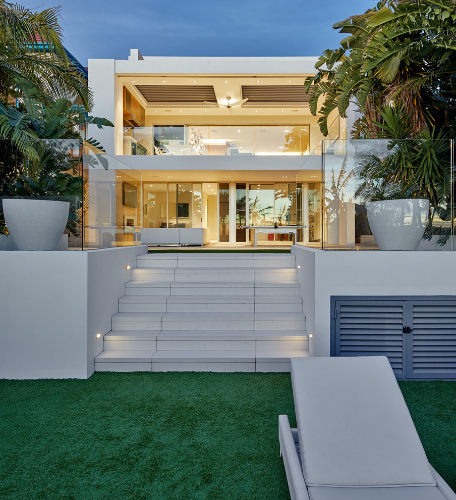 Großes, Dreistöckiges Modernes Einfamilienhaus mit Betonfassade, weißer Fassadenfarbe, Flachdach und Blechdach in Sydney