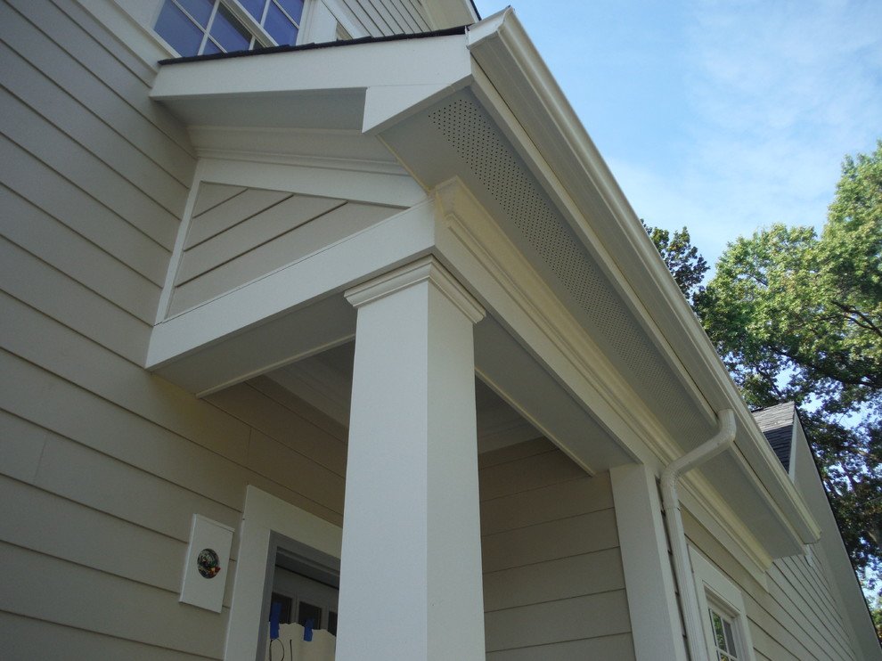 Idee per la facciata di una casa beige a due piani di medie dimensioni con rivestimento con lastre in cemento