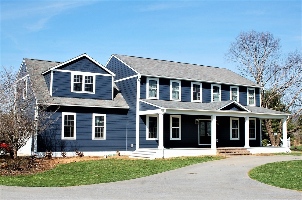 Exemple d'une grande façade de maison bleue chic en panneau de béton fibré à un étage.