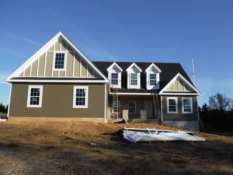 Hardie Timberbark Lap and Board & Batten Monterey Taupe Foristell, MO. (63348) Traditional
