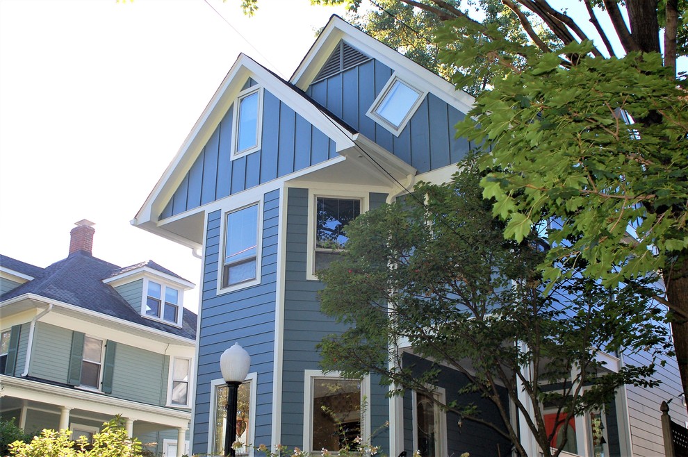 Стильный дизайн: синий частный загородный дом в стиле кантри с облицовкой из ЦСП - последний тренд