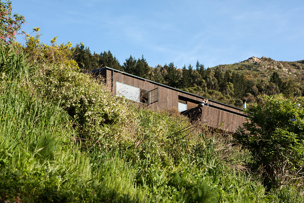 Foto della facciata di una casa contemporanea a due piani con rivestimento in legno