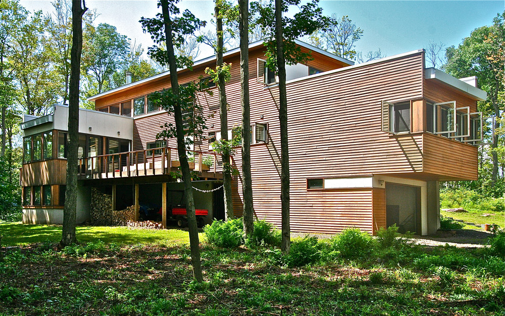 Ejemplo de fachada moderna con revestimiento de madera