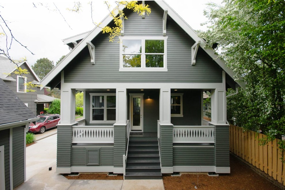 Dreistöckiges Klassisches Haus mit grauer Fassadenfarbe in Portland