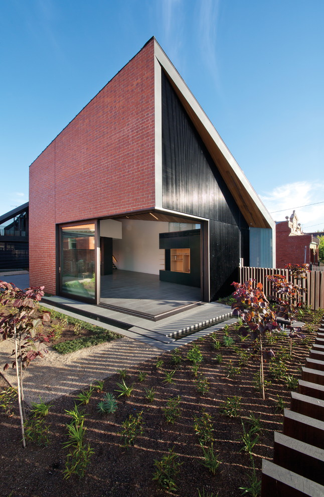 Ispirazione per la facciata di una casa contemporanea di medie dimensioni con rivestimento in mattoni