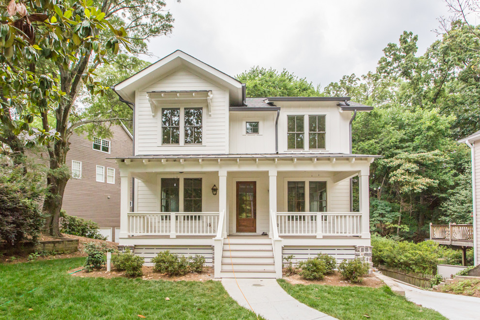 Zweistöckiges Country Haus mit weißer Fassadenfarbe und Satteldach in Atlanta