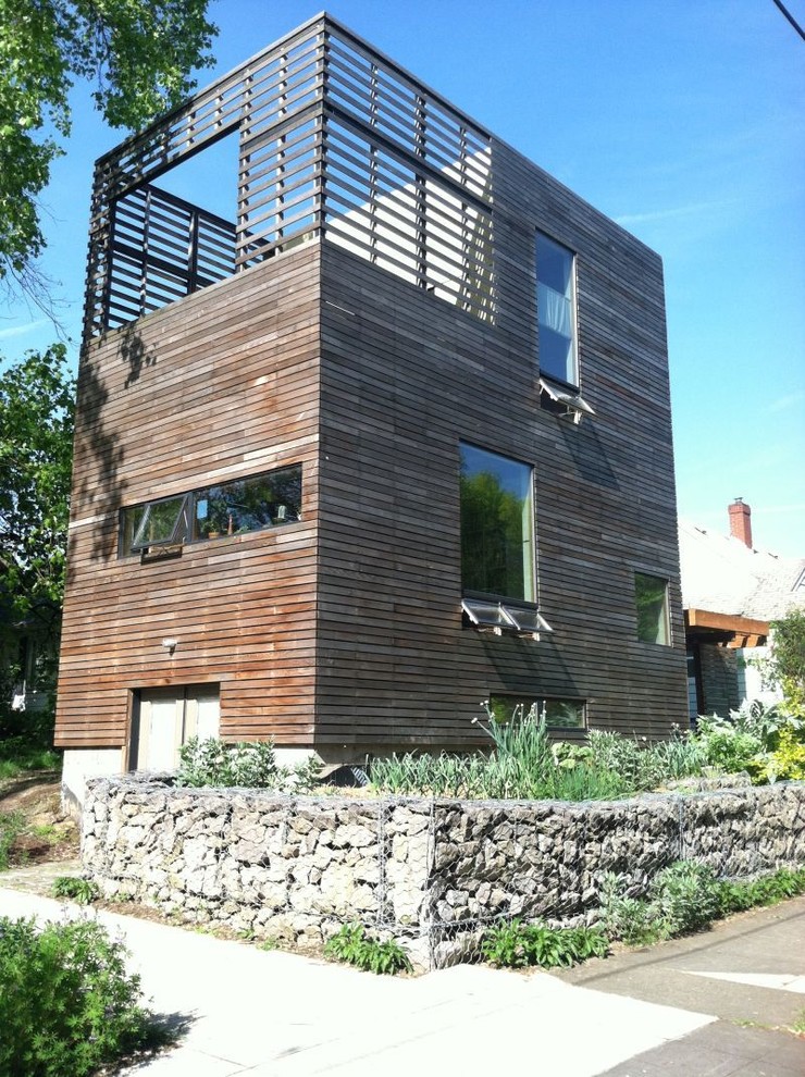 Пример оригинального дизайна: трехэтажный, деревянный дом среднего размера в современном стиле
