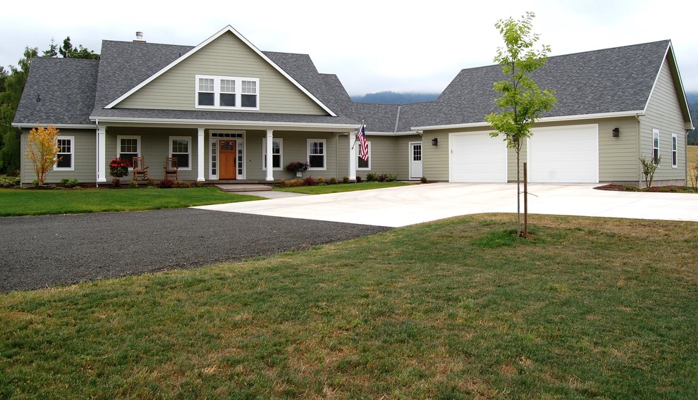 Foto de fachada verde de estilo de casa de campo de tamaño medio de dos plantas con revestimiento de aglomerado de cemento