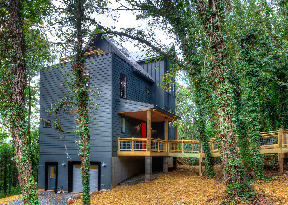 Kleines, Dreistöckiges Modernes Einfamilienhaus mit Faserzement-Fassade, schwarzer Fassadenfarbe, Satteldach und Blechdach in Richmond