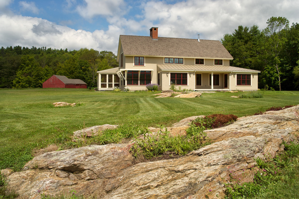Foto della facciata di una casa beige country a due piani