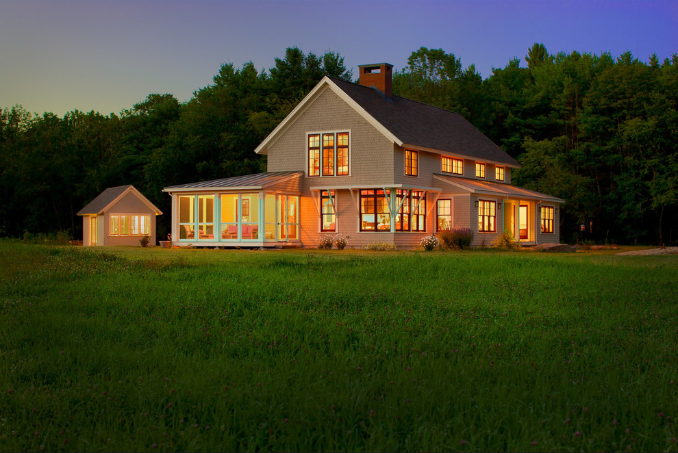 Cette photo montre une façade de maison nature en bois à un étage.