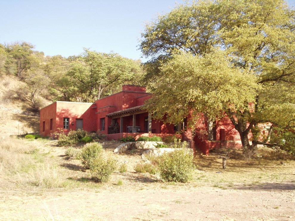 Exemple d'une façade de maison rouge montagne en stuc de taille moyenne et de plain-pied.