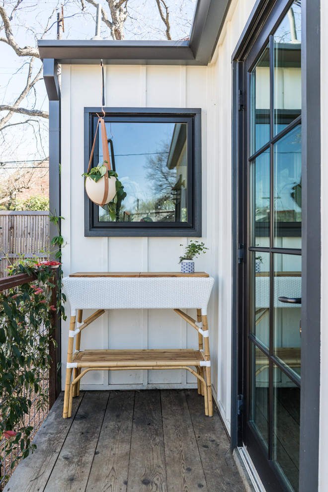 Mittelgroßes, Einstöckiges Landhaus Einfamilienhaus mit Faserzement-Fassade, weißer Fassadenfarbe, Satteldach und Schindeldach in Austin