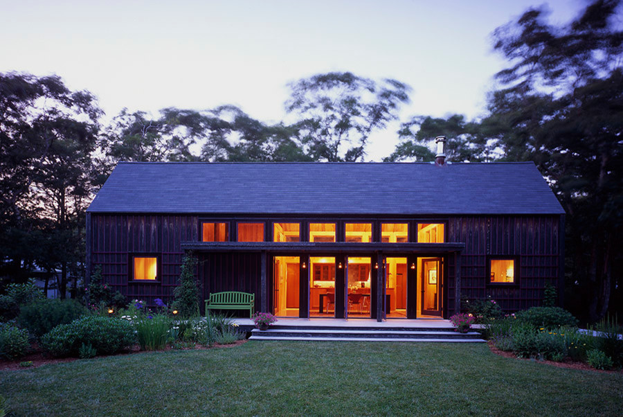 Kleine, Zweistöckige Rustikale Holzfassade Haus mit schwarzer Fassadenfarbe und Satteldach in Boston