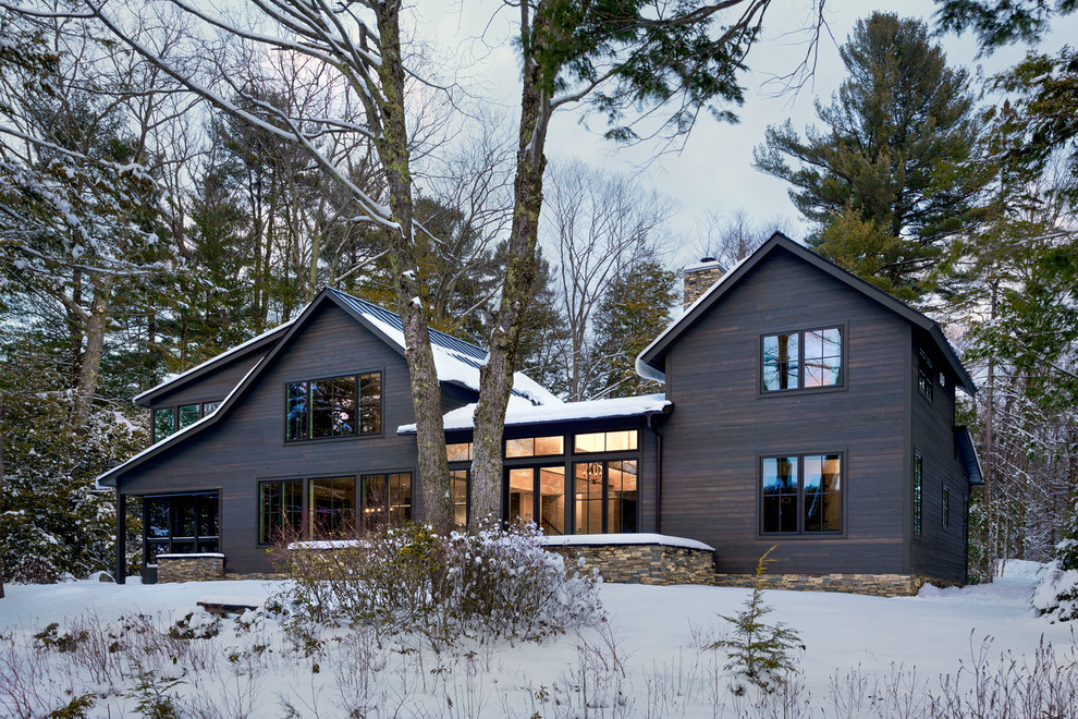 Réalisation d'une façade de maison grise design en bois de taille moyenne et à un étage avec un toit à deux pans et un toit en métal.