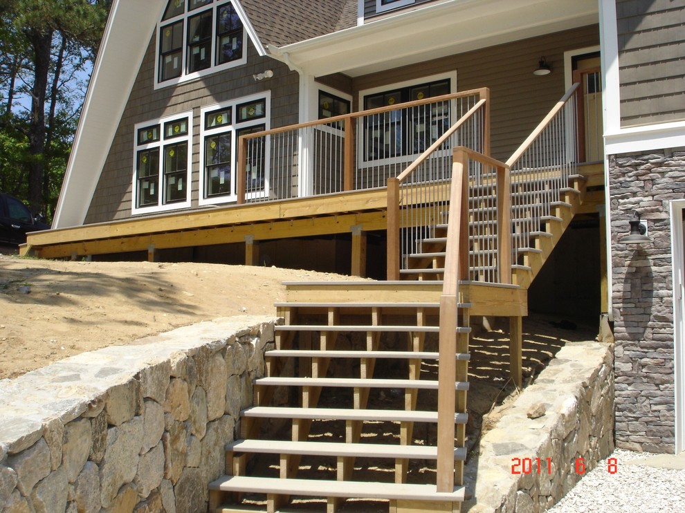 Exempel på ett mellanstort klassiskt brunt hus, med tre eller fler plan, sadeltak och tak i mixade material