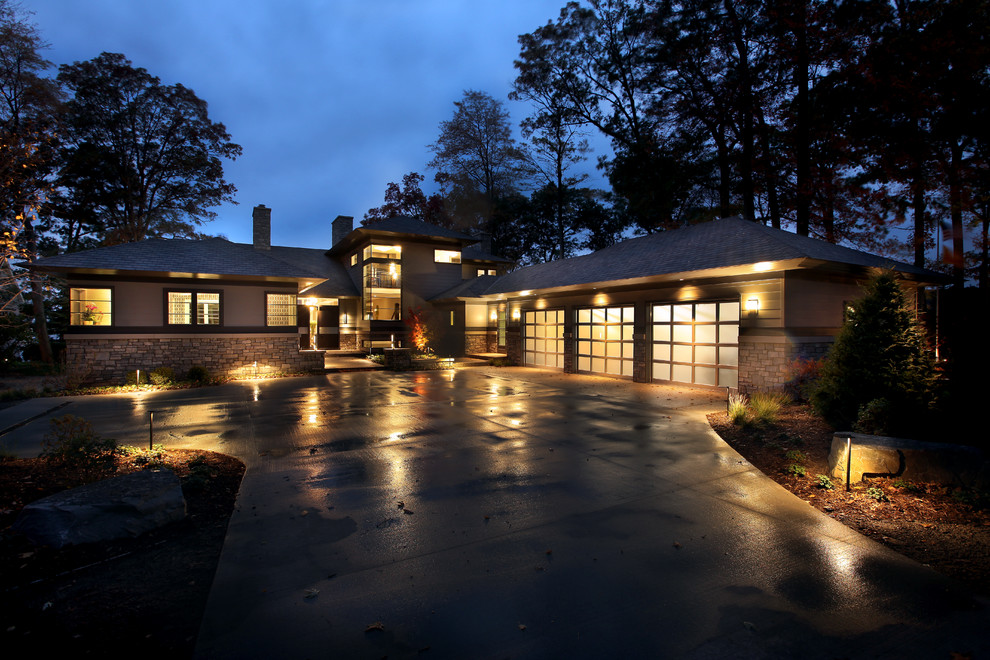 Cette photo montre une grande façade de maison grise tendance en panneau de béton fibré à deux étages et plus avec un toit à quatre pans.
