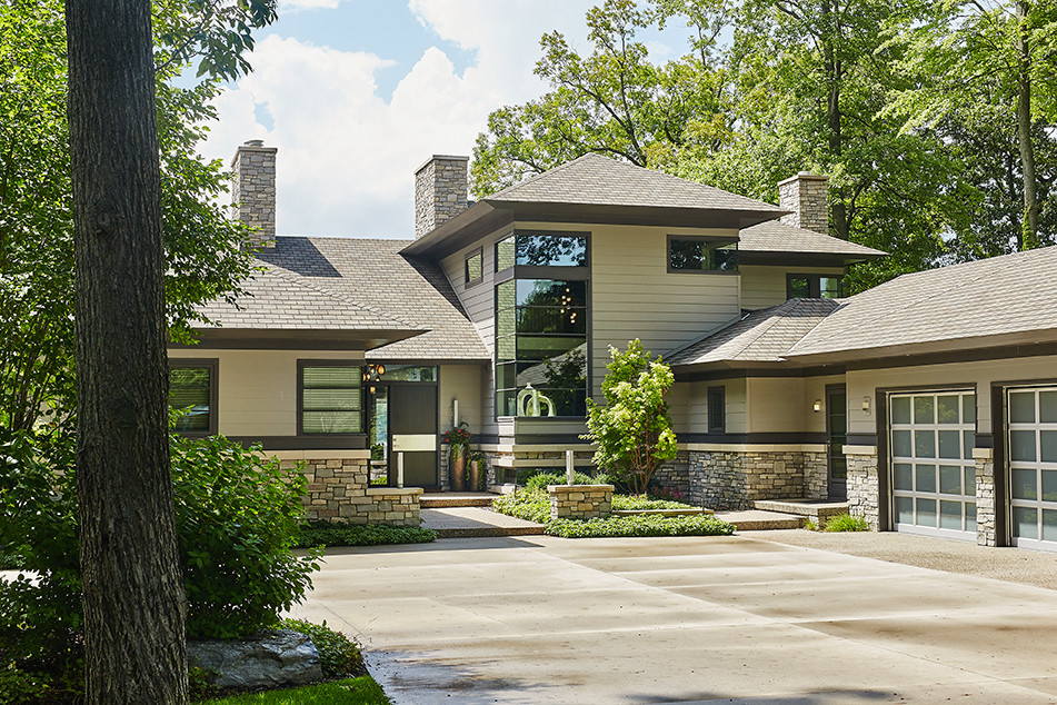 Idées déco pour une grande façade de maison grise contemporaine en panneau de béton fibré à un étage avec un toit à quatre pans et un toit en shingle.