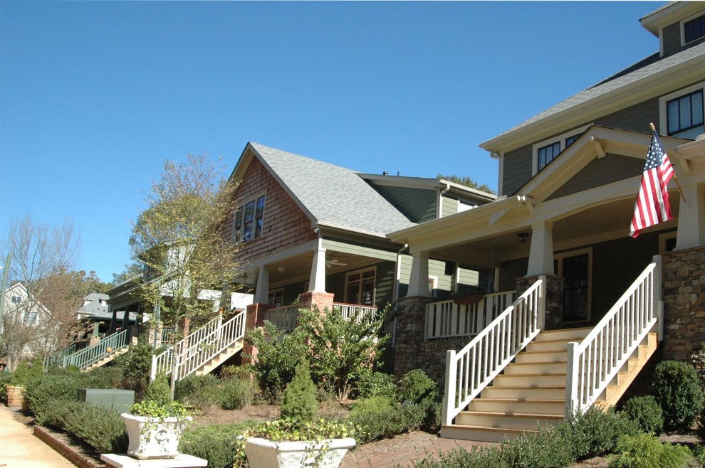 Mittelgroßes, Dreistöckiges Uriges Einfamilienhaus mit Faserzement-Fassade, grauer Fassadenfarbe, Walmdach und Schindeldach in Atlanta