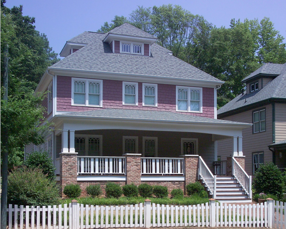 Diseño de fachada de casa de estilo americano de tamaño medio de tres plantas con revestimientos combinados, tejado a cuatro aguas y tejado de teja de madera