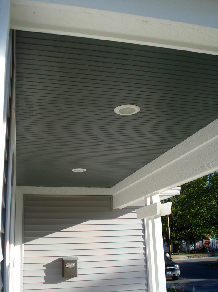 Foto de fachada gris de estilo americano pequeña de una planta con revestimiento de vinilo y tejado a dos aguas
