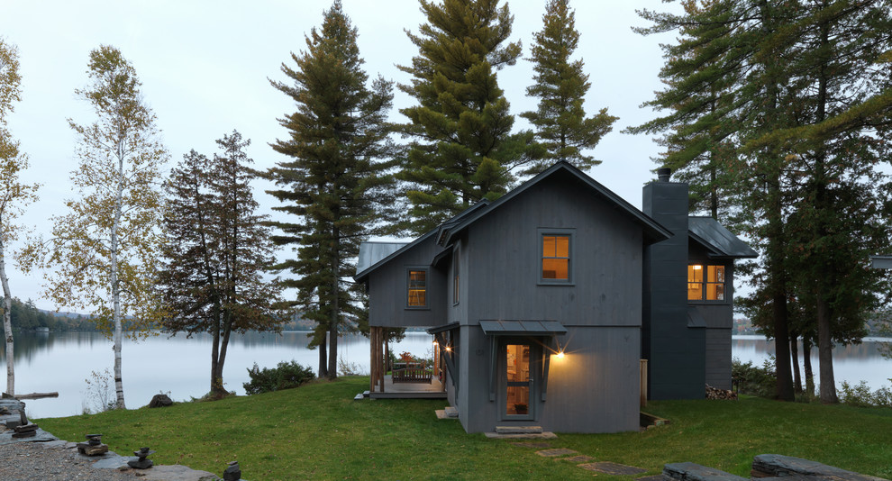 Свежая идея для дизайна: деревянный дом в стиле рустика с двускатной крышей - отличное фото интерьера
