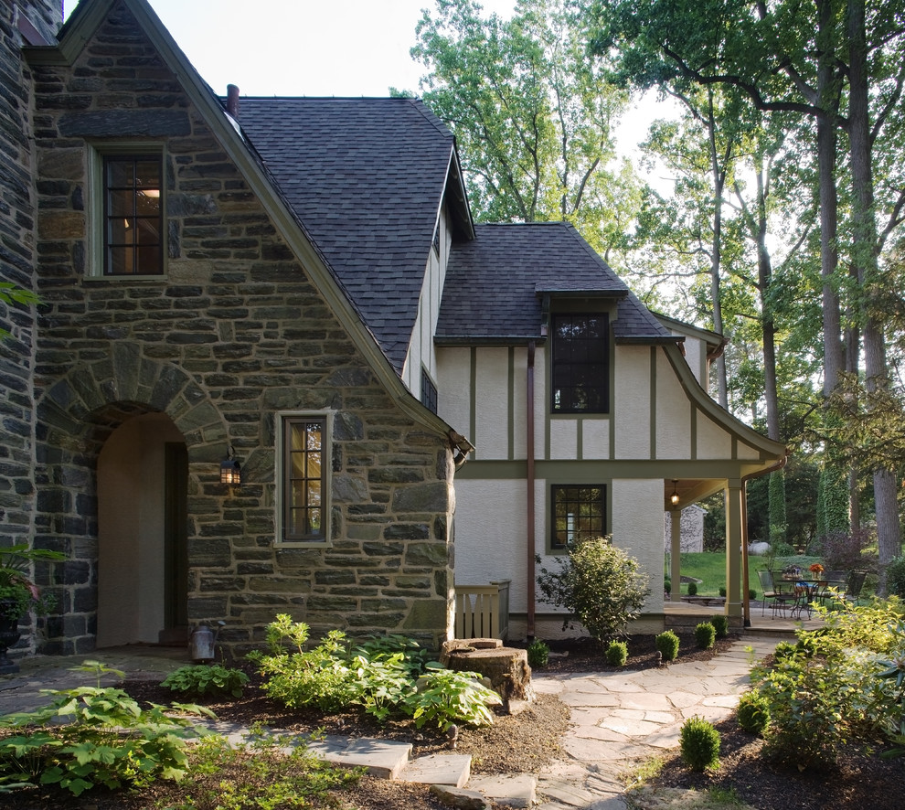 Пример оригинального дизайна: дом в классическом стиле с облицовкой из камня