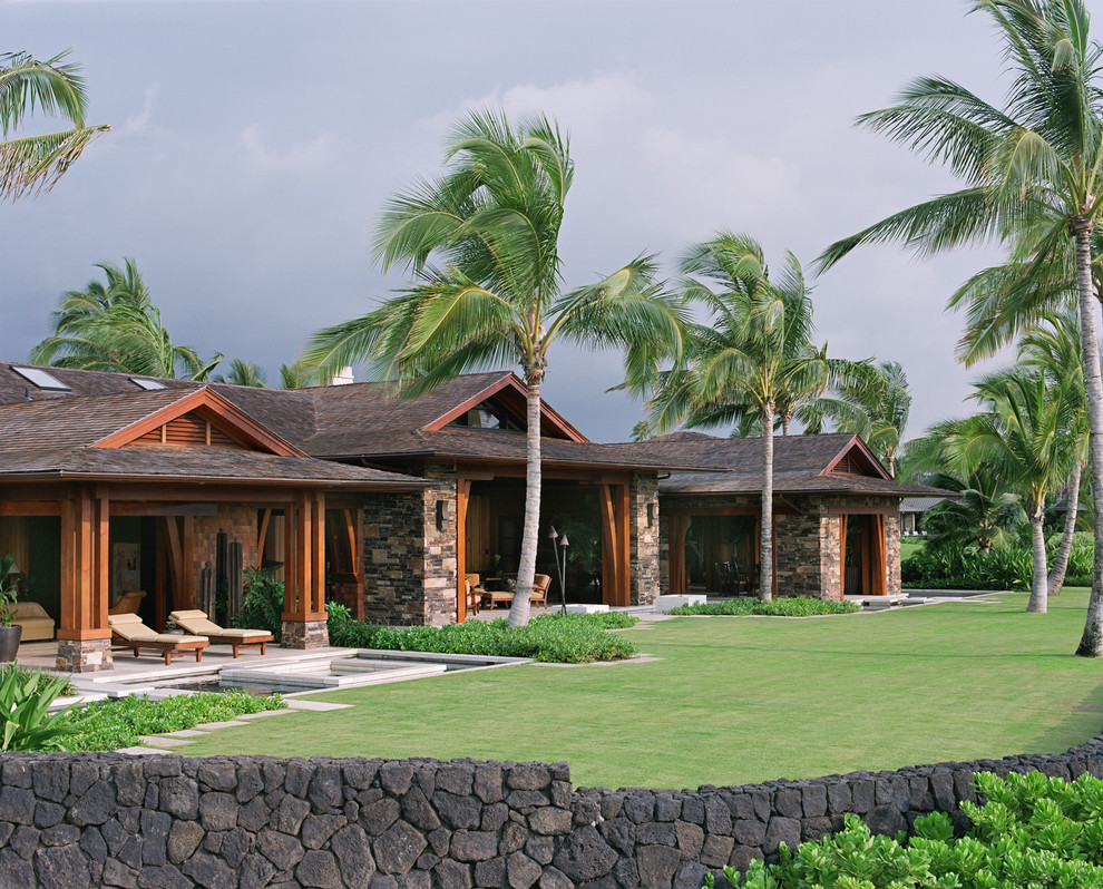 Idee per la facciata di una casa grande tropicale a un piano con rivestimento in pietra
