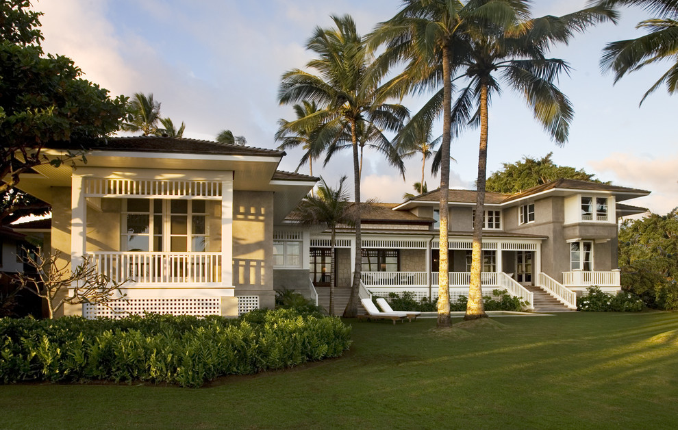 Immagine della facciata di una casa grande tropicale a due piani