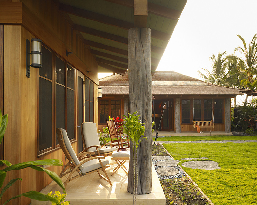 Immagine della facciata di una casa tropicale con rivestimento in legno