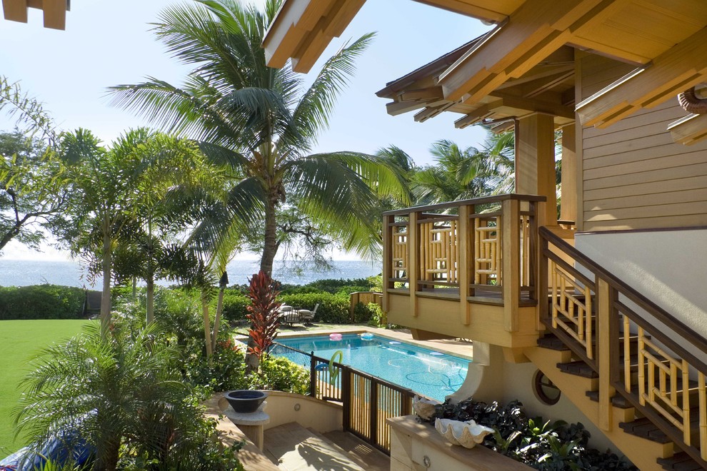 Foto della facciata di una casa tropicale con rivestimento in legno