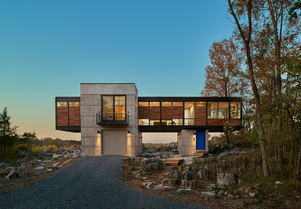 Imagen de fachada de casa beige actual pequeña de una planta con revestimiento de vidrio, tejado plano y tejado de metal