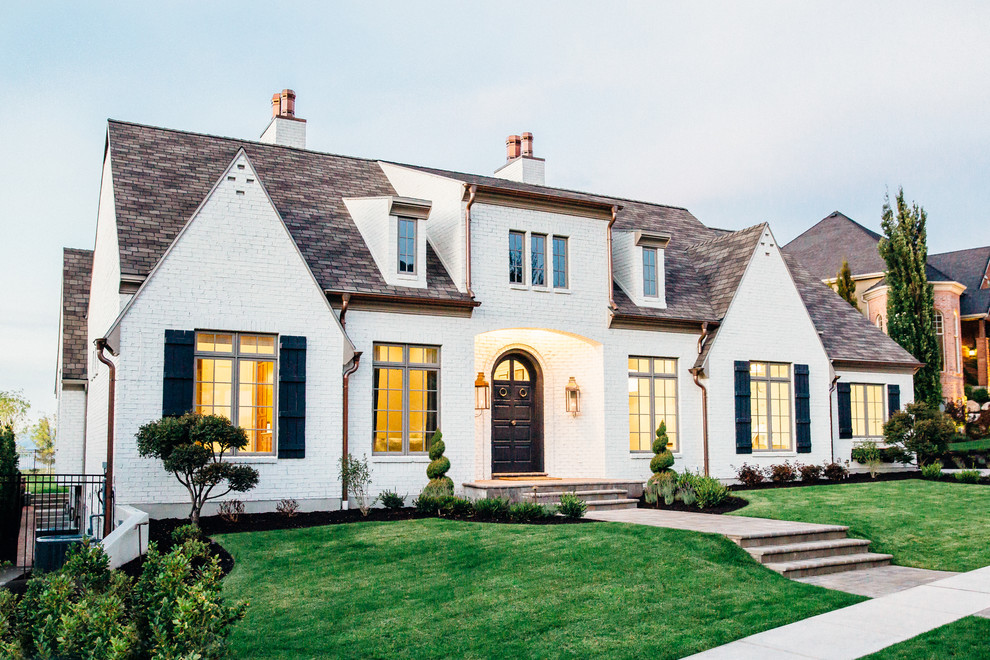 Ispirazione per la facciata di una casa beige classica a due piani di medie dimensioni con rivestimento in mattoni