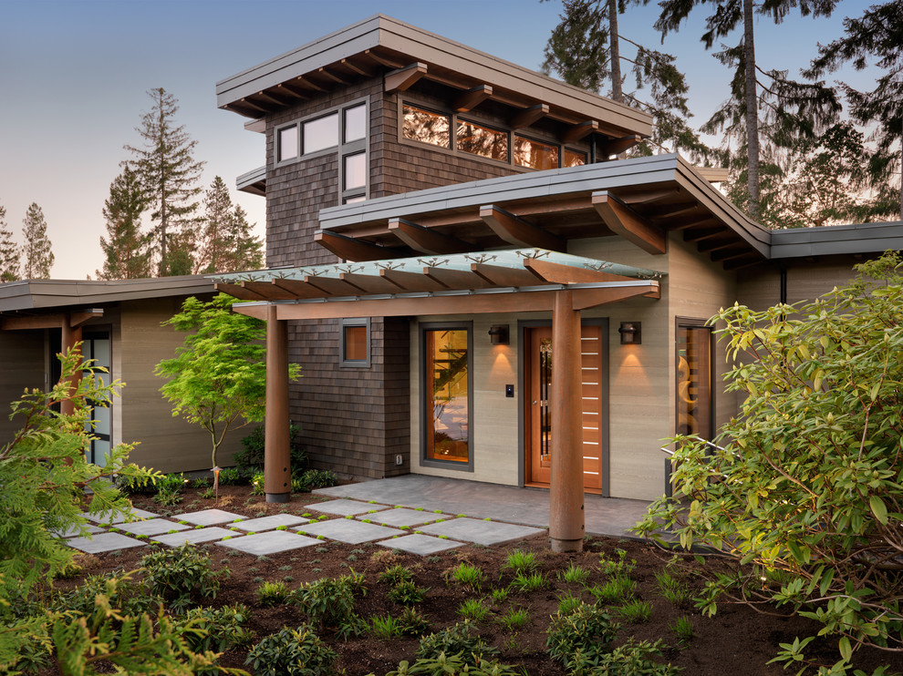 Idée de décoration pour une façade de maison marron chalet en bois à un étage avec un toit en appentis.