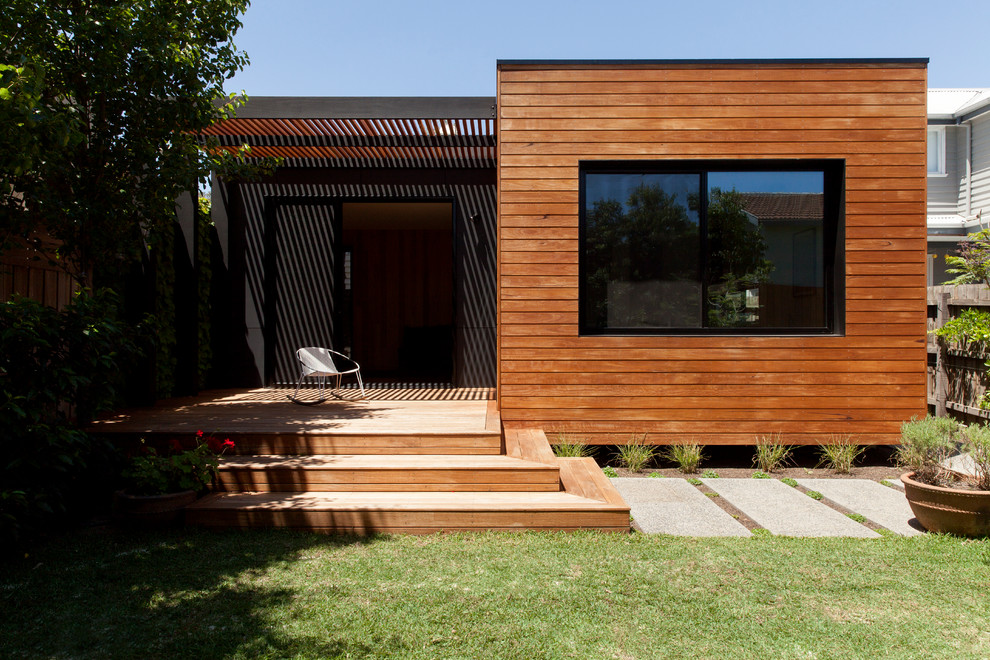 Ispirazione per la facciata di una casa marrone contemporanea con rivestimento in legno e tetto piano