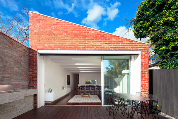 This is an example of a midcentury house exterior in Sydney.