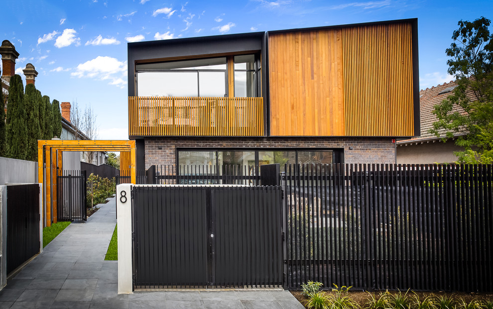Diseño de fachada de casa multicolor contemporánea de dos plantas con revestimientos combinados y tejado de un solo tendido