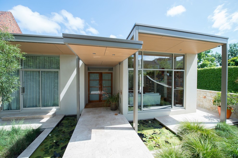 Imagen de fachada de casa blanca minimalista grande de una planta con tejado plano