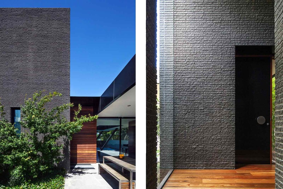 Große, Zweistöckige Moderne Holzfassade Haus mit schwarzer Fassadenfarbe und Flachdach in Melbourne