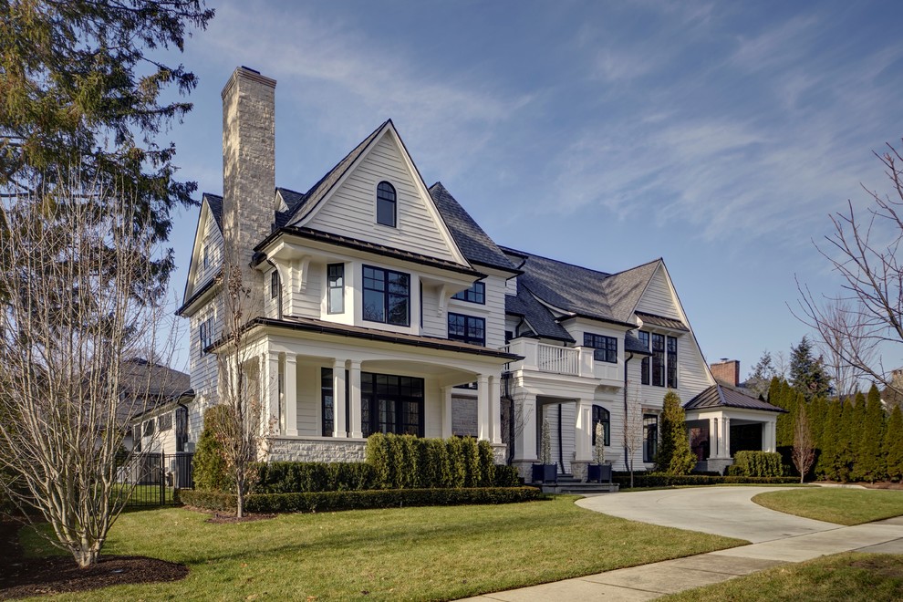 Zweistöckiges Klassisches Einfamilienhaus mit weißer Fassadenfarbe, Walmdach und Schindeldach in Detroit