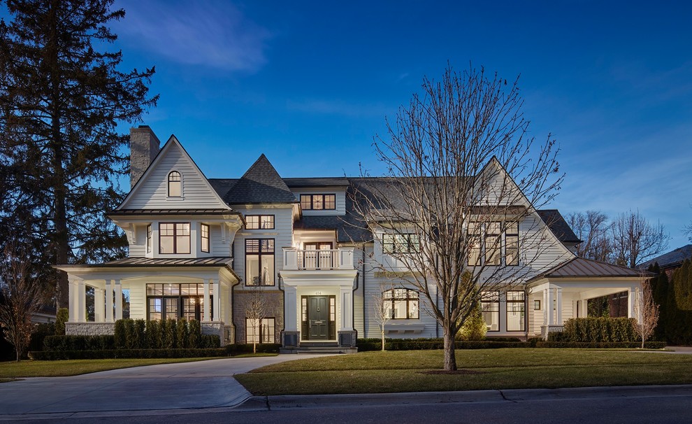 Großes, Zweistöckiges Klassisches Einfamilienhaus mit Faserzement-Fassade, weißer Fassadenfarbe, Satteldach und Schindeldach in Detroit