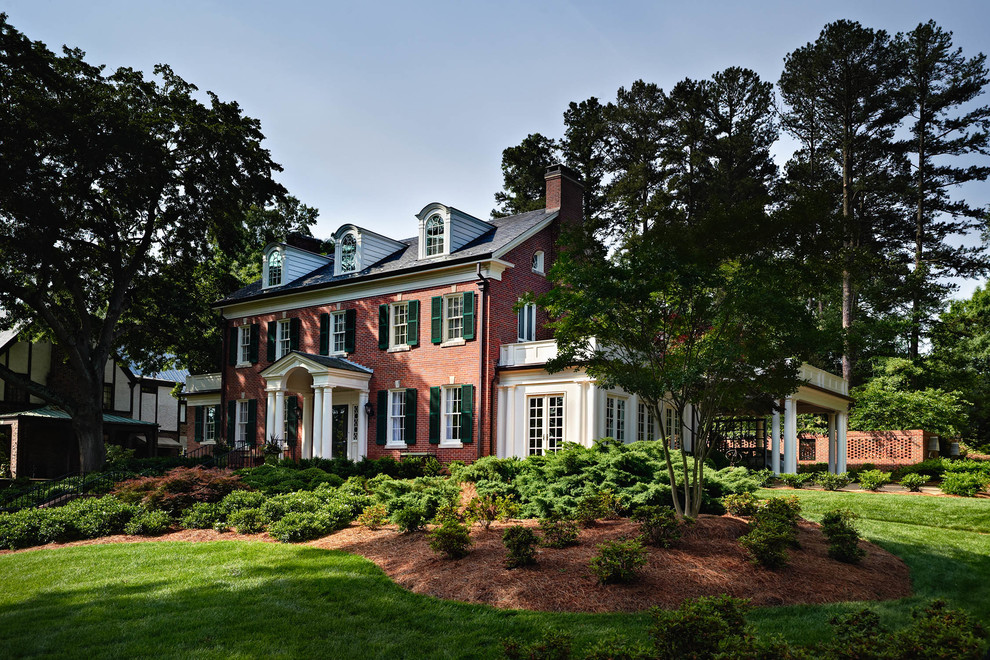 Großes, Zweistöckiges Klassisches Einfamilienhaus mit Backsteinfassade, roter Fassadenfarbe, Halbwalmdach und Misch-Dachdeckung in Raleigh