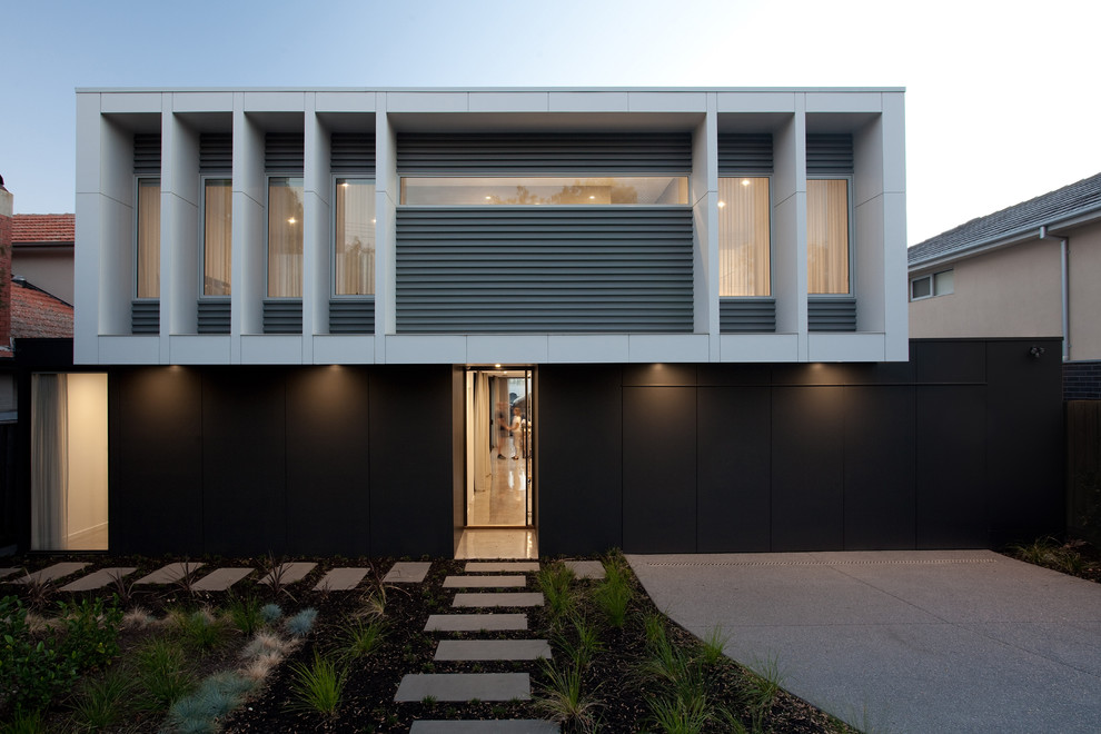 Diseño de fachada vintage de dos plantas con revestimiento de aglomerado de cemento
